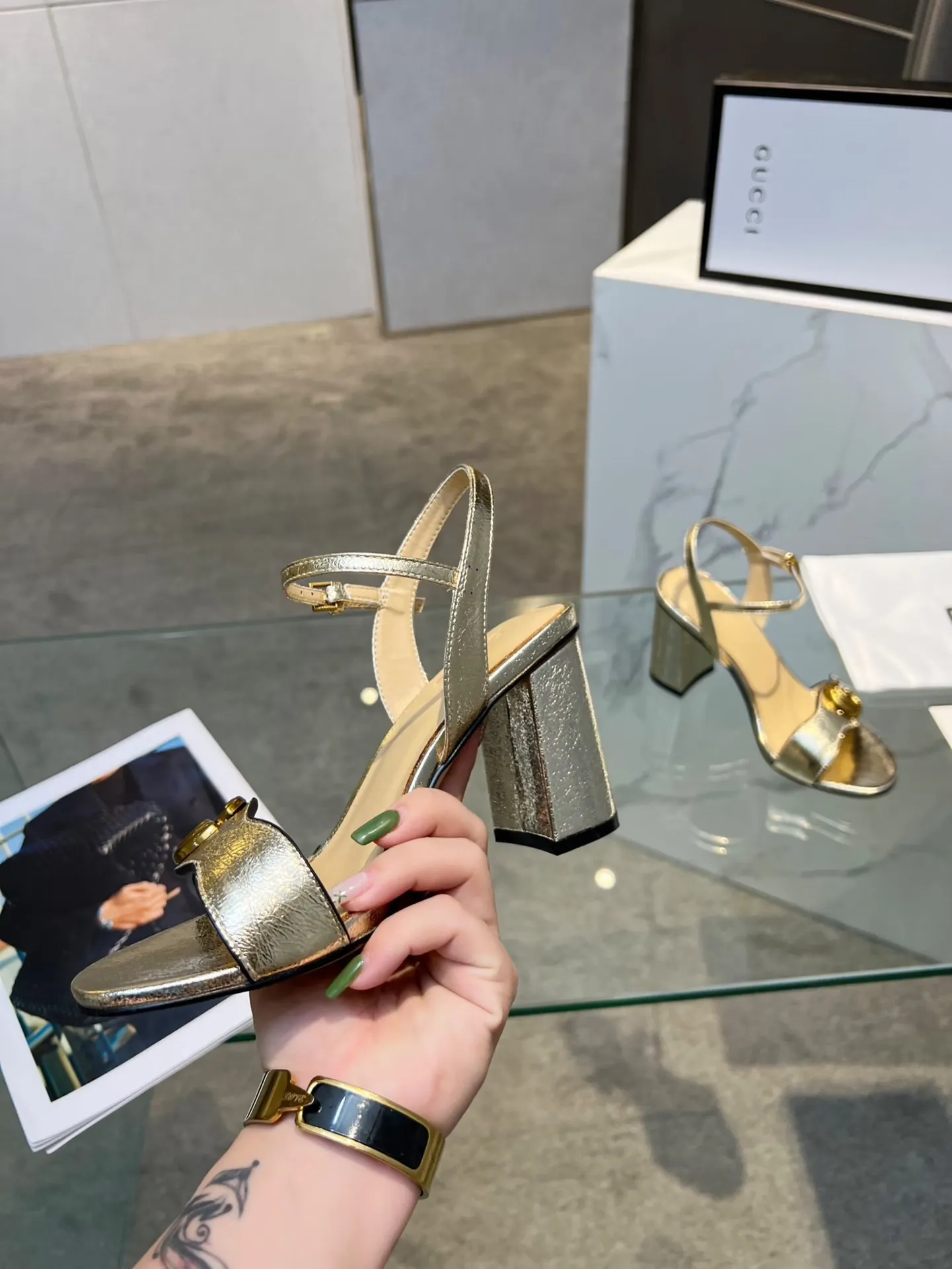 👟👟Ex-factory price 320👟👟 Gucci (GUCCI) official website 1:1 exquisite bronze buckle new summer one-line sandals. The workmanship is great and reassuring. The leather is shiny and tough. Comfortable and super comfortable to walk. It meets the actual needs of the public and is easy to control. Recommended fabric: first-layer cowhide lining/feet: sheepskin 🐑 rubber outsole. Heel height: 8cm. Color: gold, light gold, black, white, red, apricot. Size: 34-39 (sizes 40 and 41 need to be customized). Comes with receipt.
